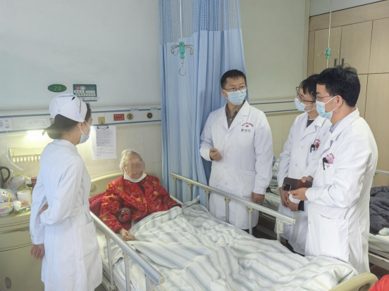 天疱疮让百岁老人「体无完肤」，医生妙手助其康复