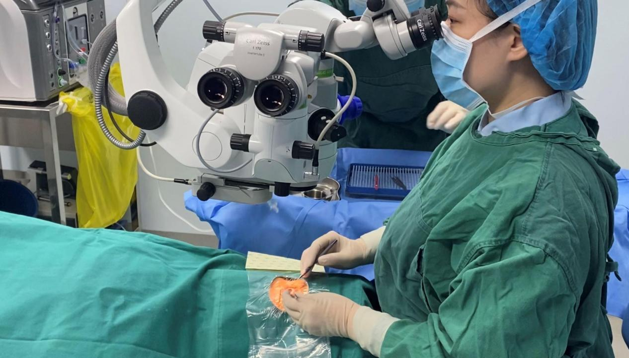 武汉普瑞眼科精准 EVO-ICL 晶体植入怎么样?关念为您展示手术过程