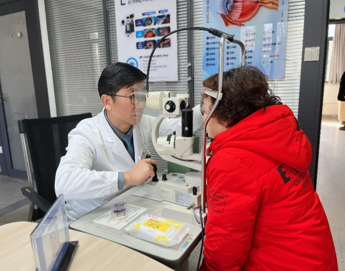 老人同时患白内障和近视 武汉普瑞眼科程旭康为其手术恢复视力