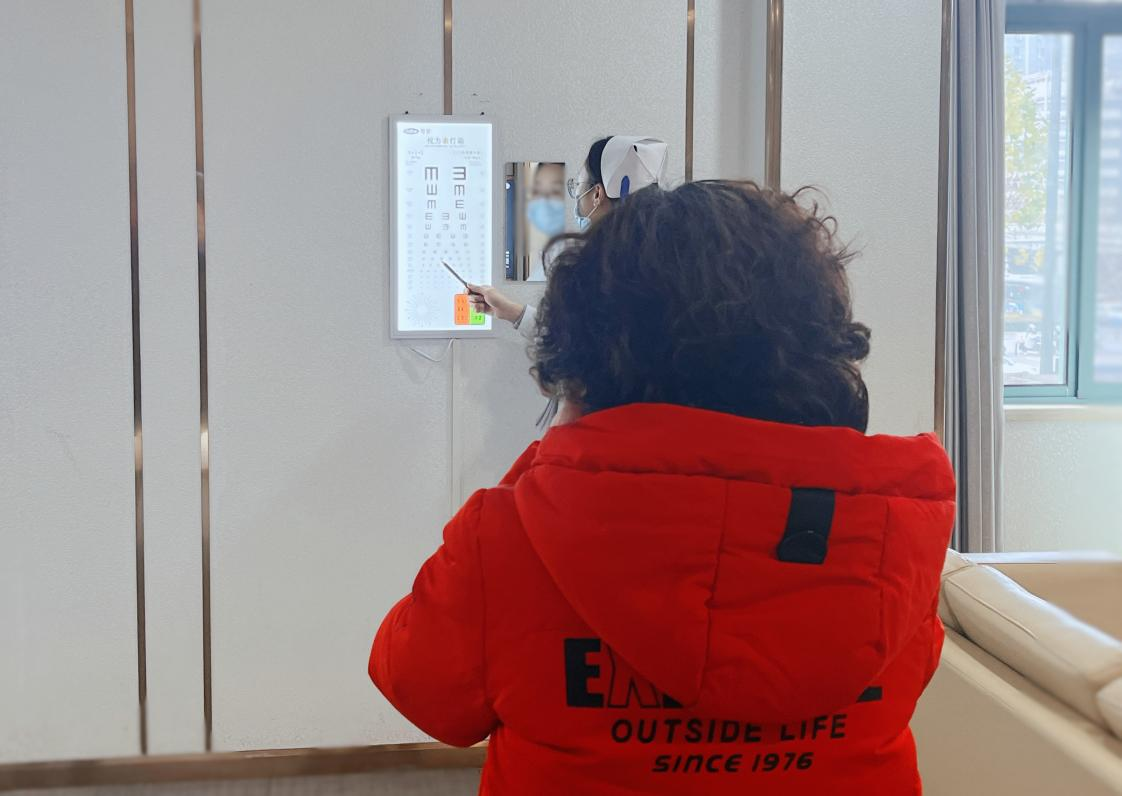 老人同时患白内障和近视 武汉普瑞眼科程旭康为其手术恢复视力