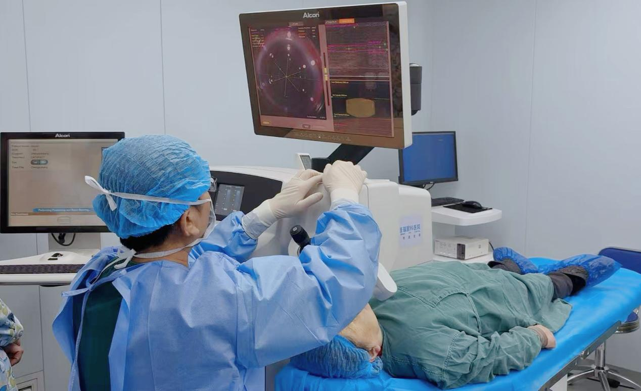 老人同时患白内障和近视 武汉普瑞眼科程旭康为其手术恢复视力