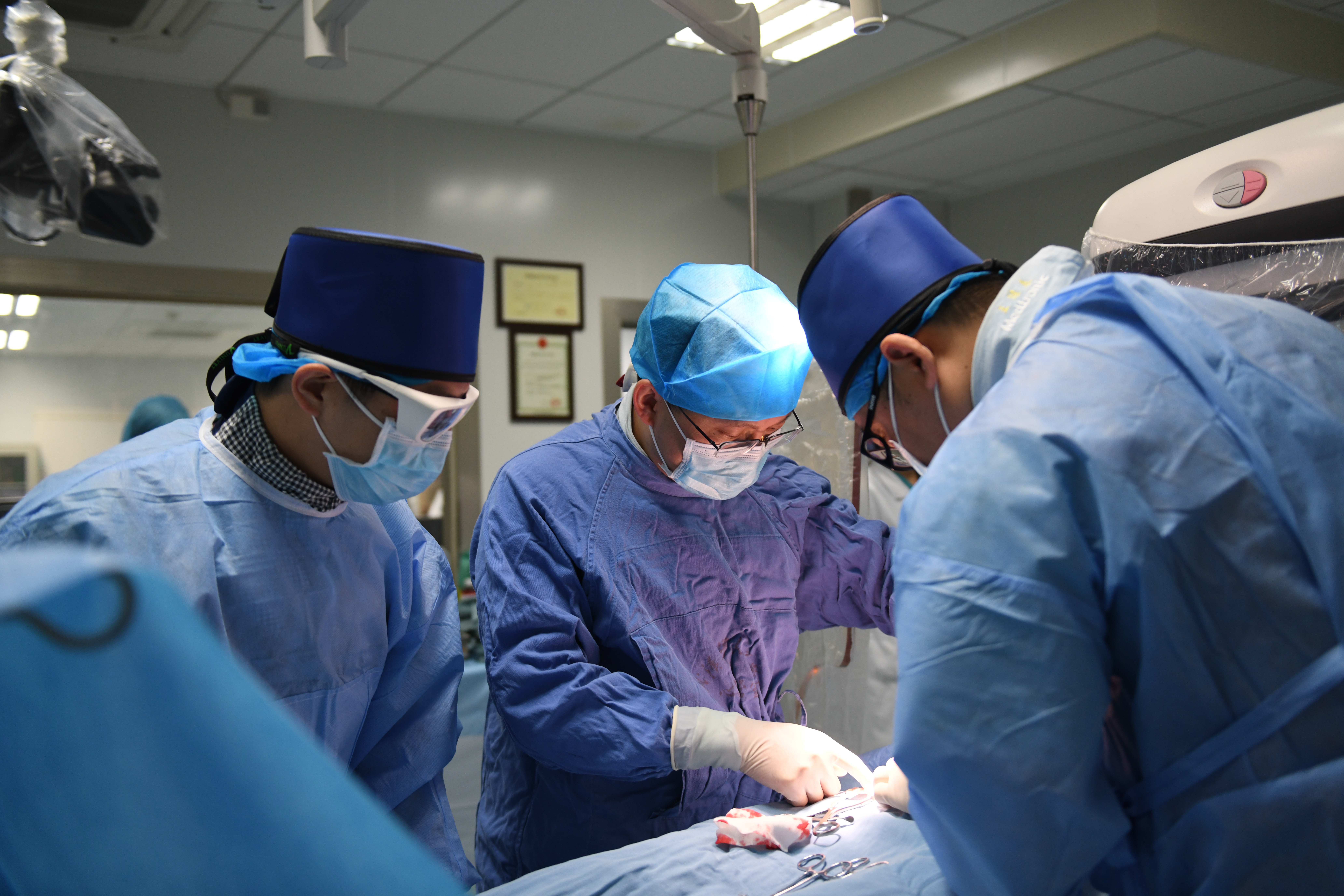 七旬老人「跨国」求医 武汉专家微创「拆弹」