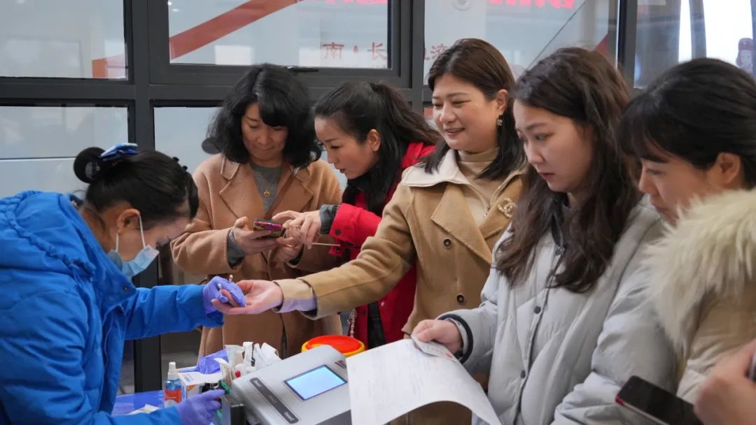 长沙江湾妇产医院开展「先锋引领 热血同行」主题党日活动