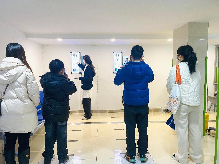 开学季孩子看不清黑板要配眼镜吗？武汉普瑞眼科林珊要对症下药