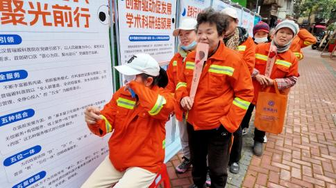 武汉普瑞眼科医院「照镜子识眼病」眼健康科普艺术展在汉启幕