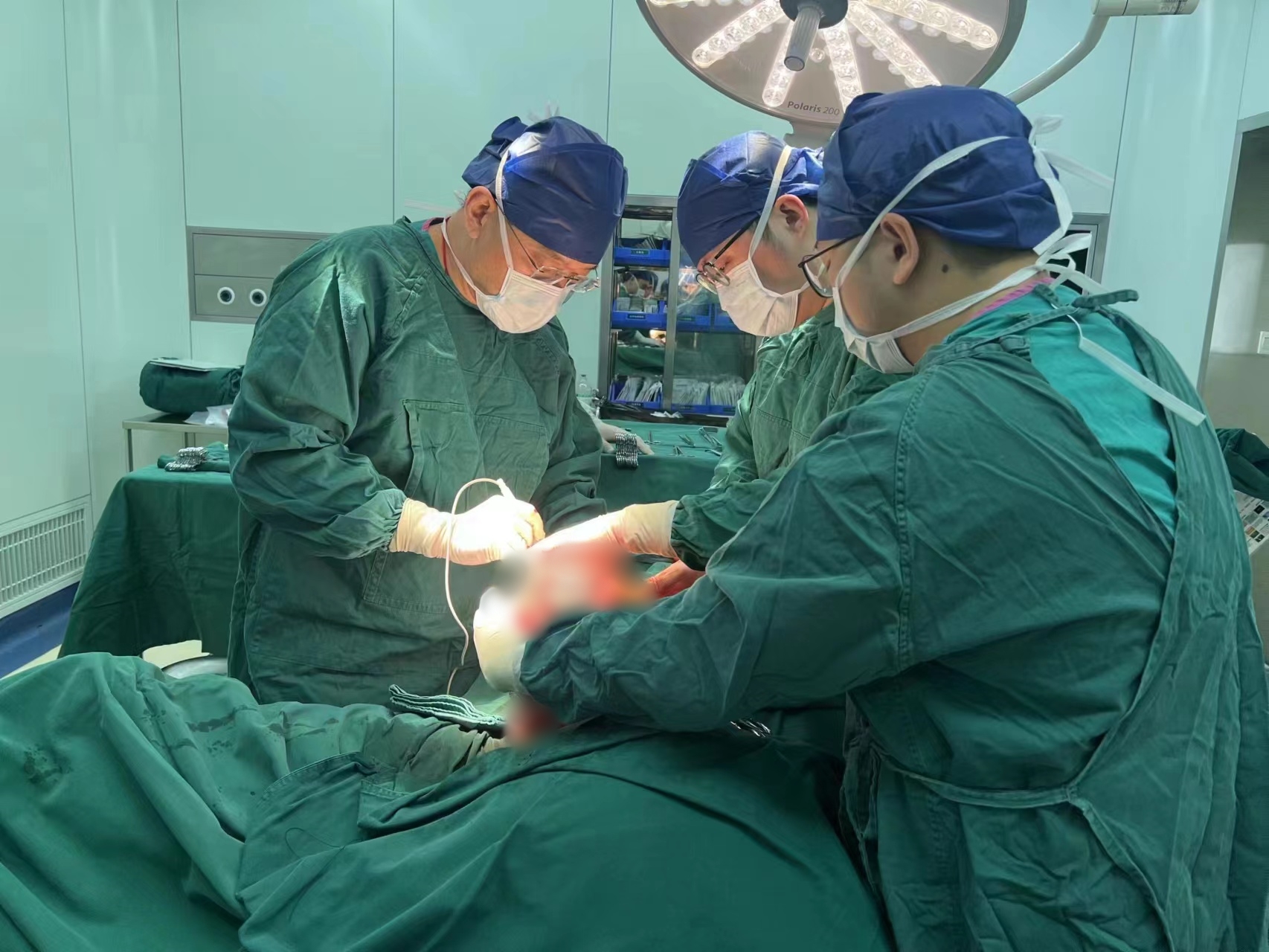 巨大甲状腺肿压迫气道险窒息! 武大人民医院 MDT 团队妙解七旬老人痛楚