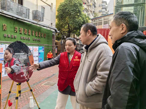 武汉普瑞眼科医院「照镜子识眼病」眼健康科普艺术展在汉启幕