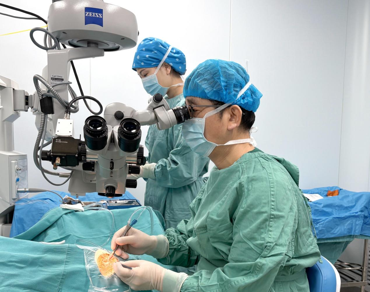 老年人视力看不清是老花还是白内障？武汉普瑞眼科程旭康帮你区分