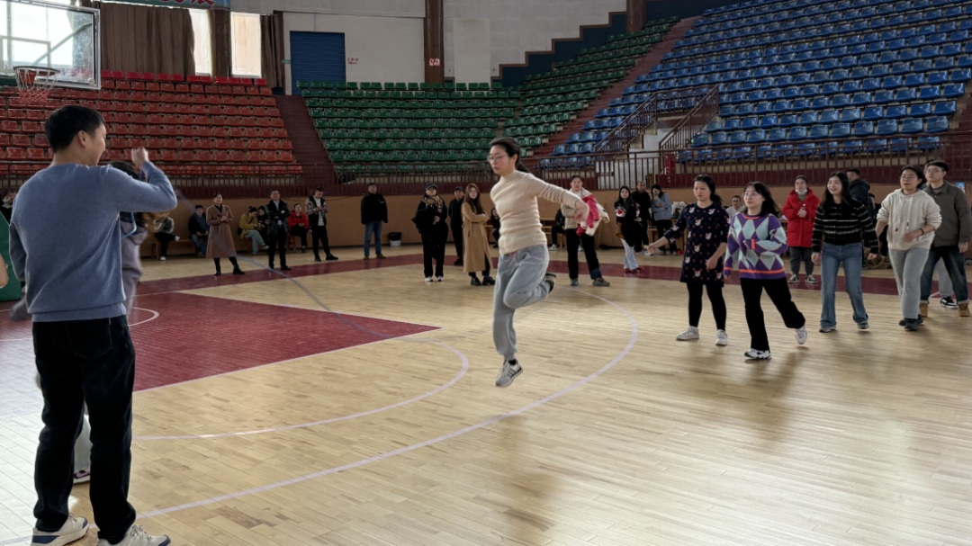 岳池县人民医院举行 2025 年「三·八」妇女节趣味运动会