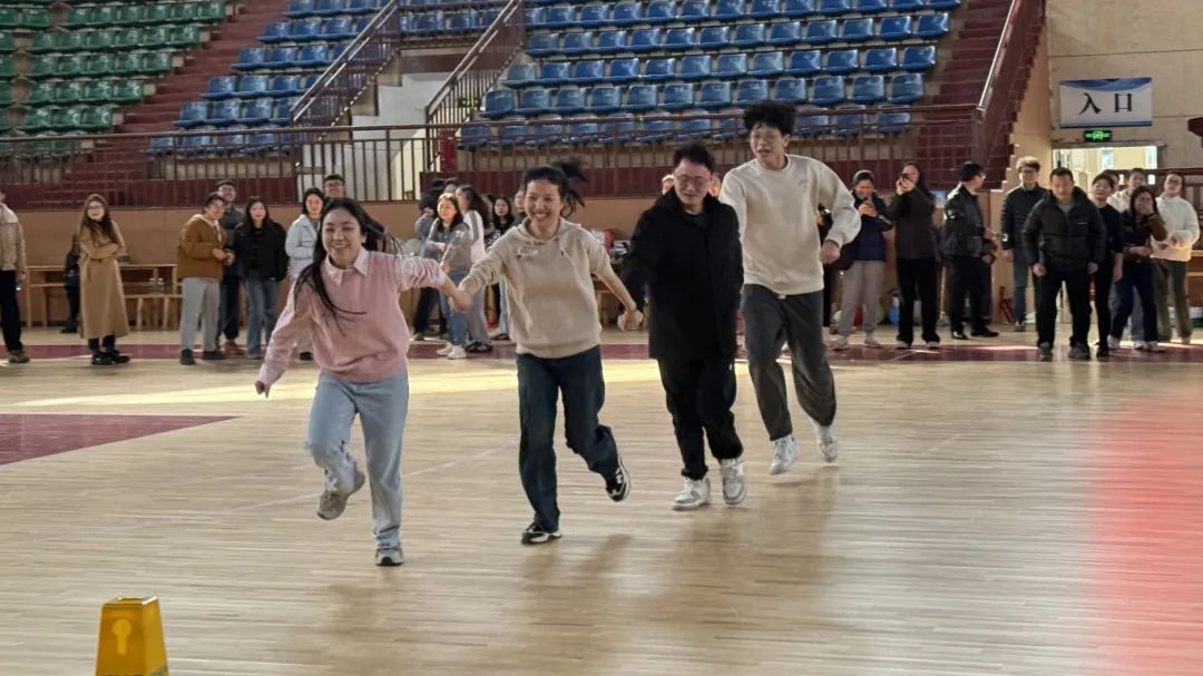 岳池县人民医院举行 2025 年「三·八」妇女节趣味运动会