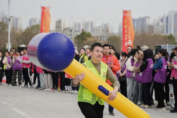 春意盎然映巾帼,运动赛场展芳华!