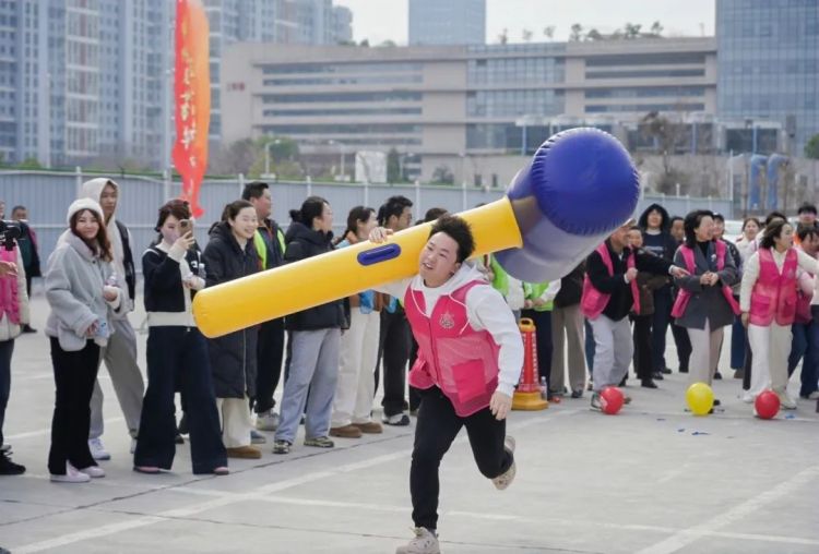 春意盎然映巾帼,运动赛场展芳华!