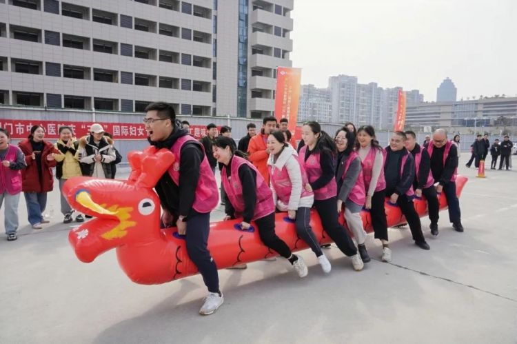 春意盎然映巾帼,运动赛场展芳华!