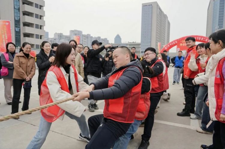 春意盎然映巾帼,运动赛场展芳华!