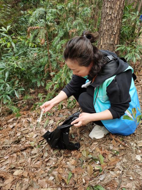 南昌大学二附院青云谱院区组织开展「学雷锋清山行」活动