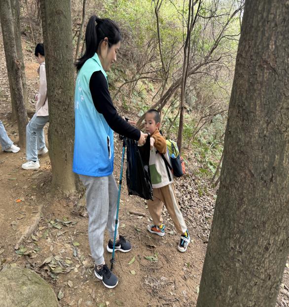 南昌大学二附院青云谱院区组织开展「学雷锋清山行」活动