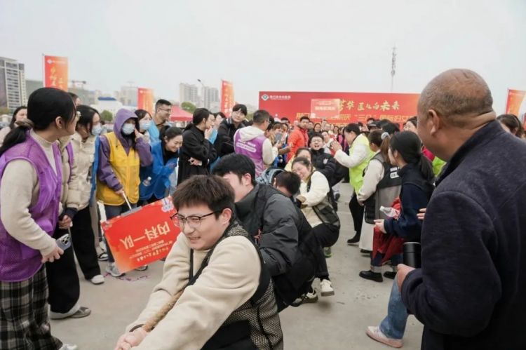 春意盎然映巾帼,运动赛场展芳华!