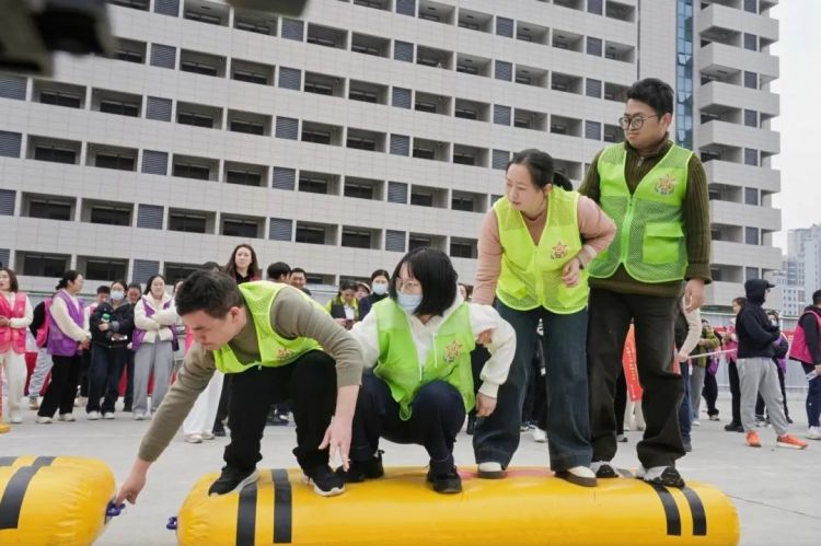 春意盎然映巾帼,运动赛场展芳华!