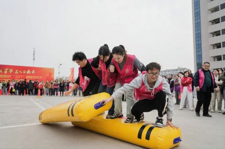 春意盎然映巾帼,运动赛场展芳华!