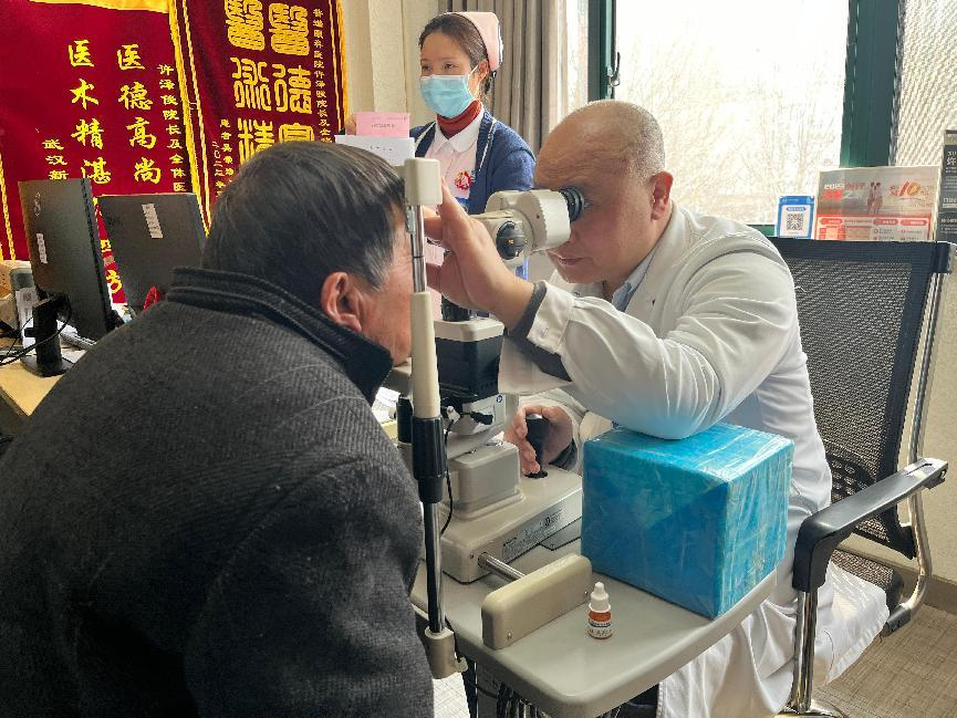 中老年人看东西变形是怎么了?武汉普瑞眼科许泽骏提醒注意眼底病