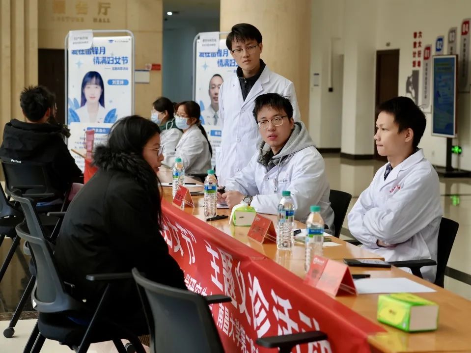 以仁心践初心,以专业担使命!南昌大学第二临床医学院开展雷锋月志愿服务系列活动