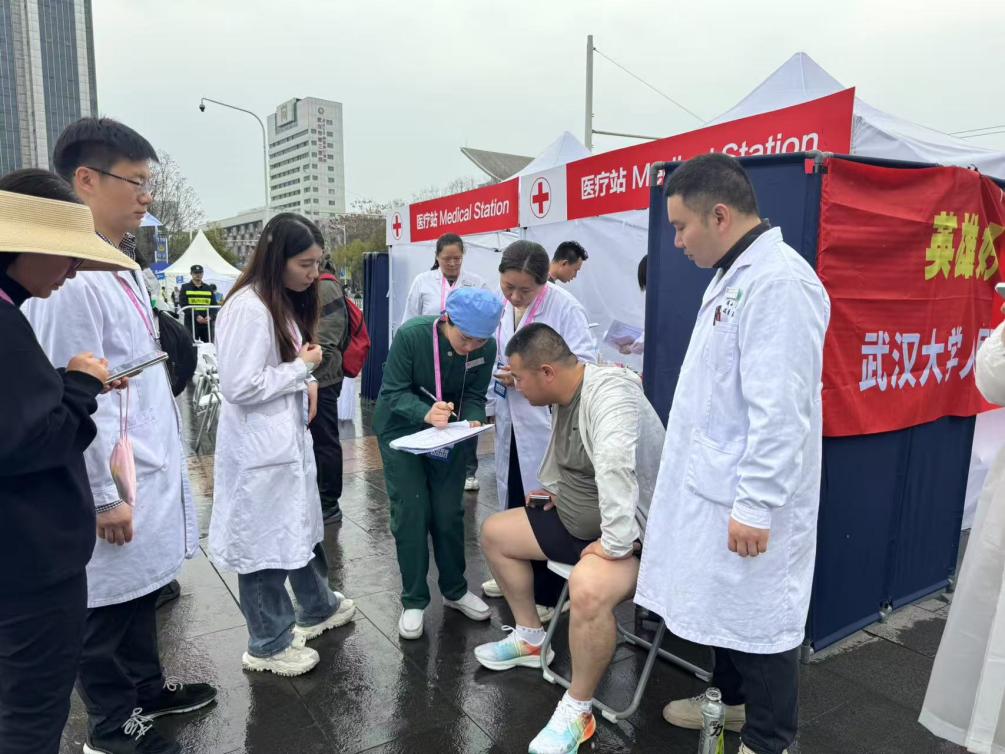 武汉大学人民医院医疗队连续 7 届为「汉马」护航