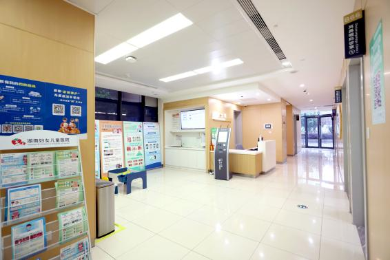 大学生熬夜突发面部麻木，竟因腮腺囊性肿物——这些早期信号千万别忽视