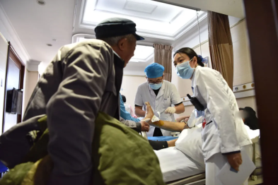 「无陪护」日记：病房里照顾儿子的八旬老大爷