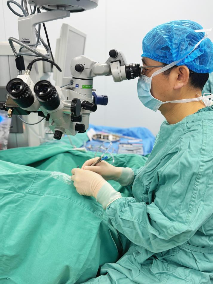 白内障老人兼患高度近视和老花 武汉普瑞眼科程旭康手术挽救视力