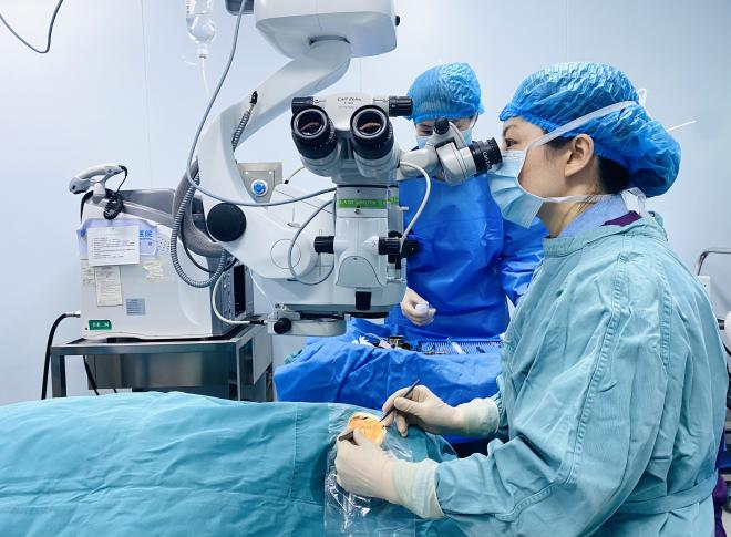 近视手术新选择 武汉普瑞眼科谢娇完成首批龙晶晶体植入近视手术