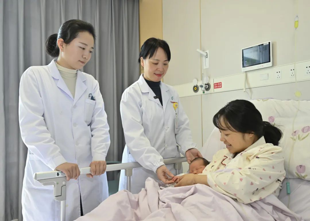 四姐妹生娃「圈定」同一位产科医生，是她！