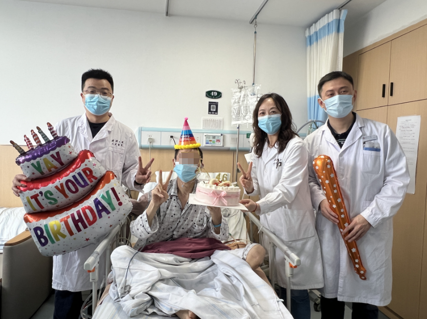 肺移植术后，他在病房过了 46 岁生日