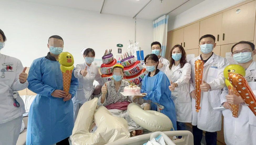肺移植术后，他在病房过了 46 岁生日