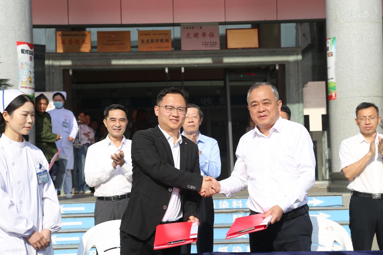 南昌大学二附院与婺源县人民医院签约仪式暨「百场义诊献礼 100 年二附」专题活动圆满结束