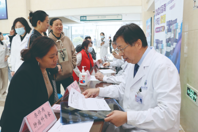 黔江中心医院开展全国肿瘤防治宣传周活动