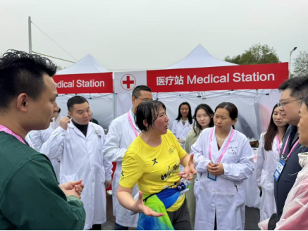 马拉松赛场生死时速!武大人民医院专家 15 分钟教科书式急救跑赢「死神」