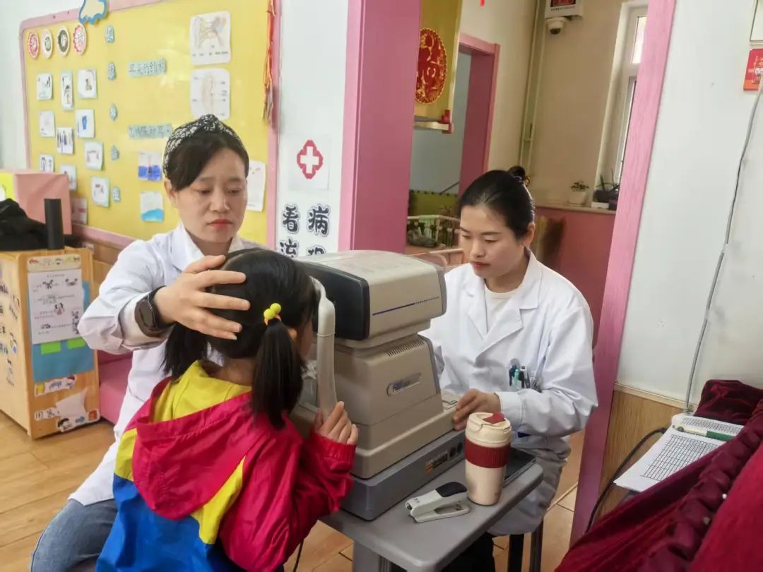 北京华厦民众眼科医院受邀走进中国农机院幼儿园为童真「视界」护航