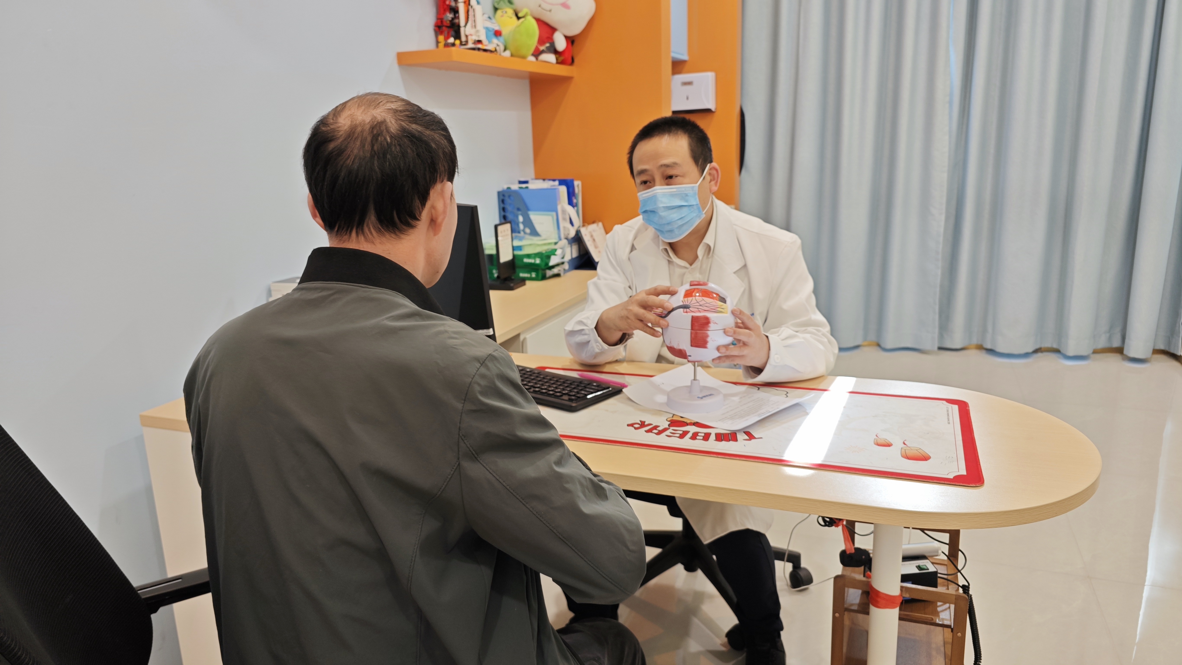 男子 40 岁黑眼珠开始跑偏，戴鸿斌院长动 6 条肌肉「改邪归正」