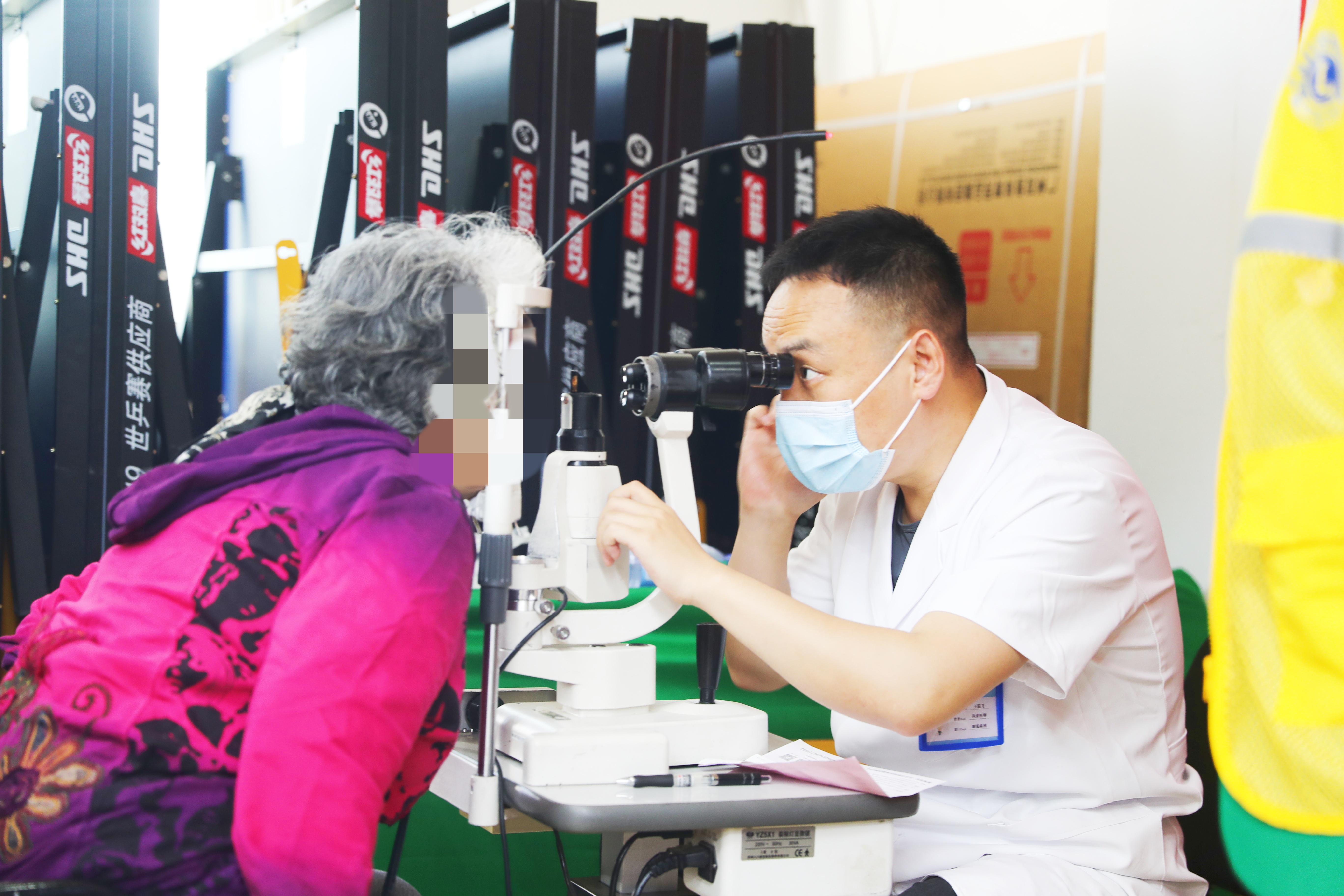 北京华厦民众眼科医院走进东城区残联开展眼健康公益检查活动