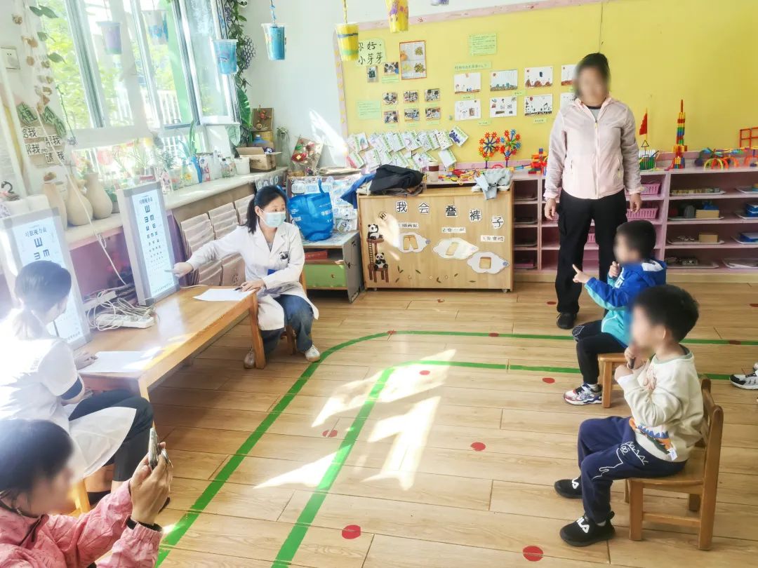 北京华厦民众眼科医院受邀走进中国农机院幼儿园为童真「视界」护航