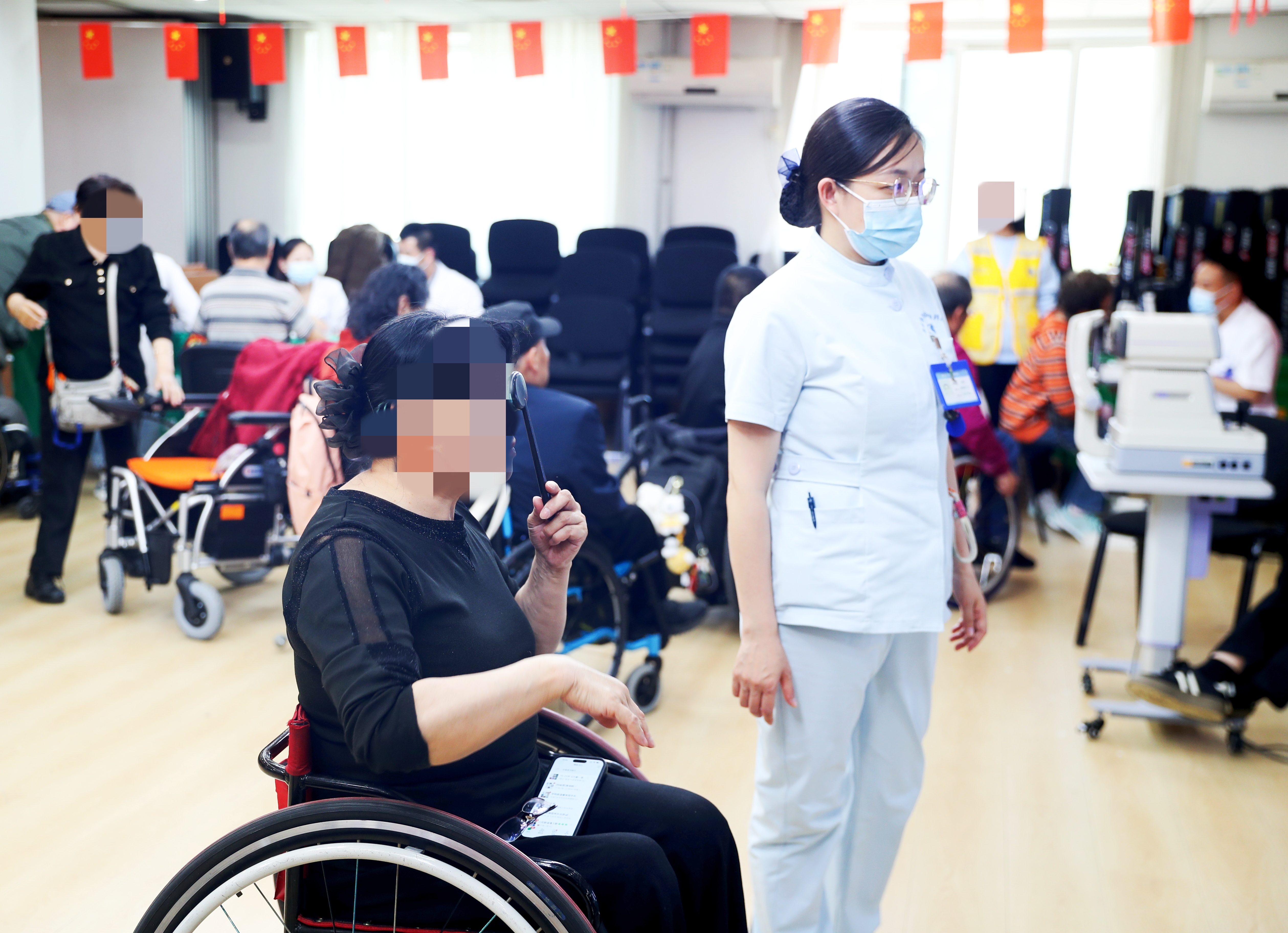 北京华厦民众眼科医院走进东城区残联开展眼健康公益检查活动