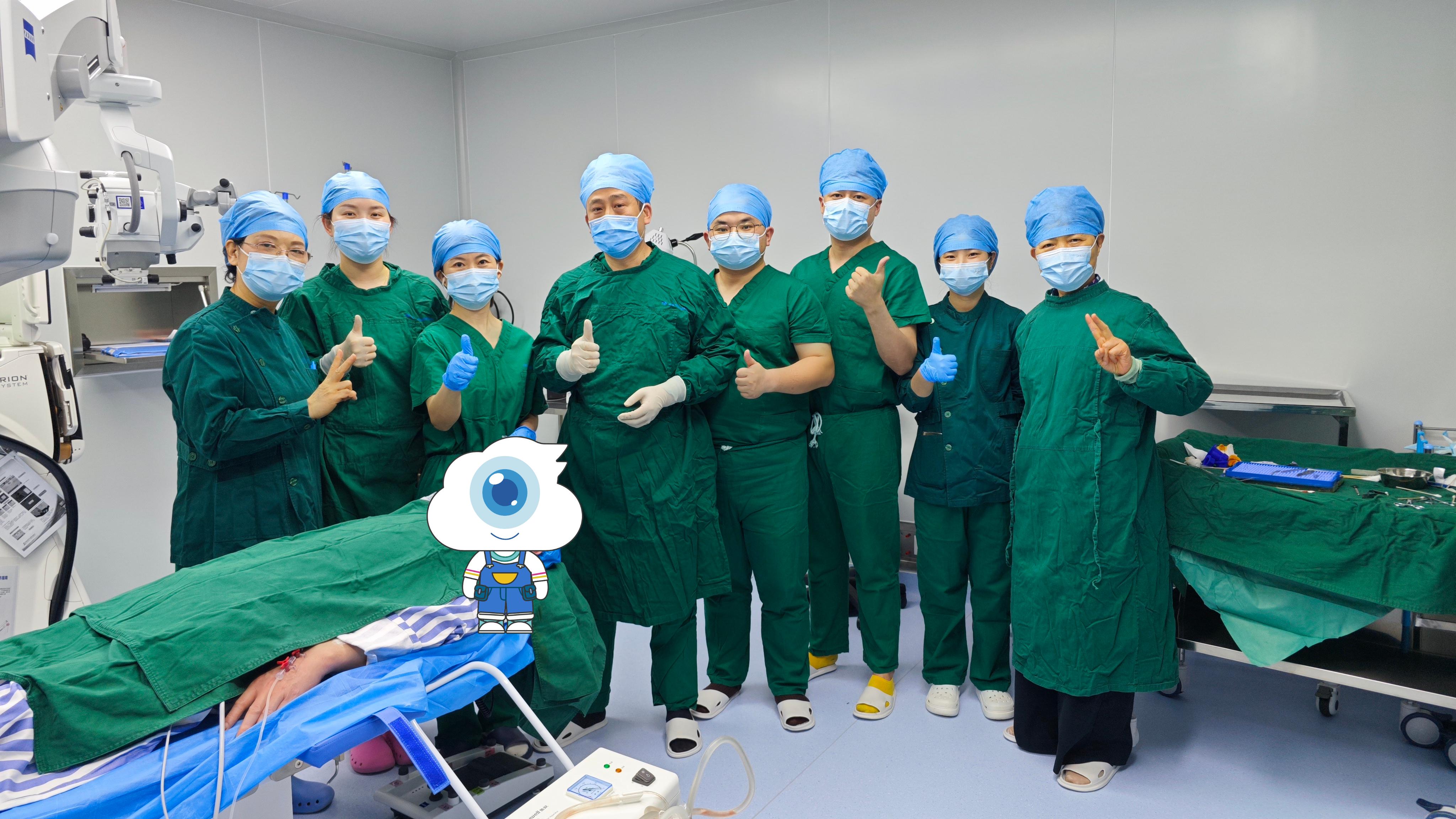 男子 40 岁黑眼珠开始跑偏，戴鸿斌院长动 6 条肌肉「改邪归正」