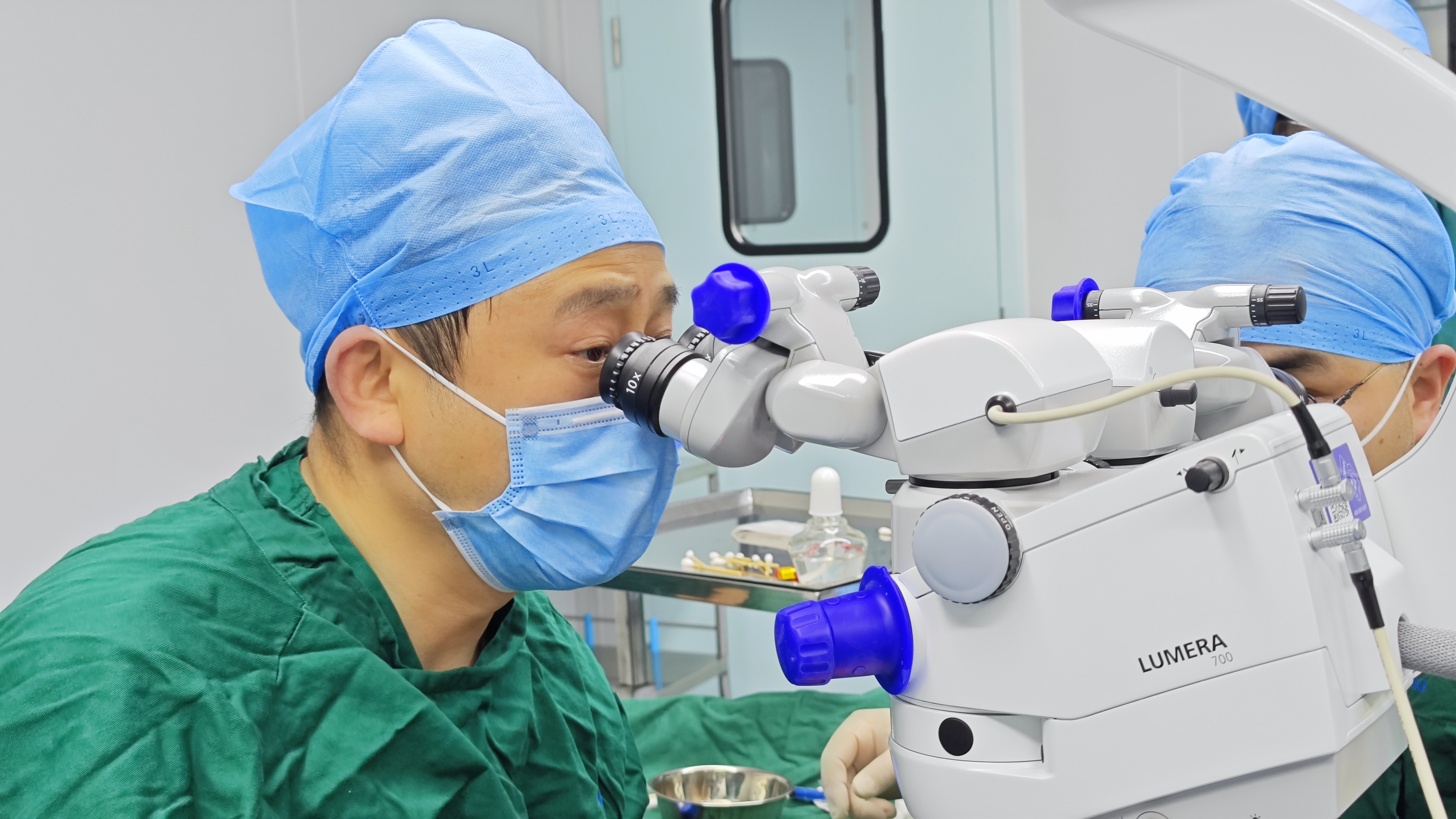 男子 40 岁黑眼珠开始跑偏，戴鸿斌院长动 6 条肌肉「改邪归正」