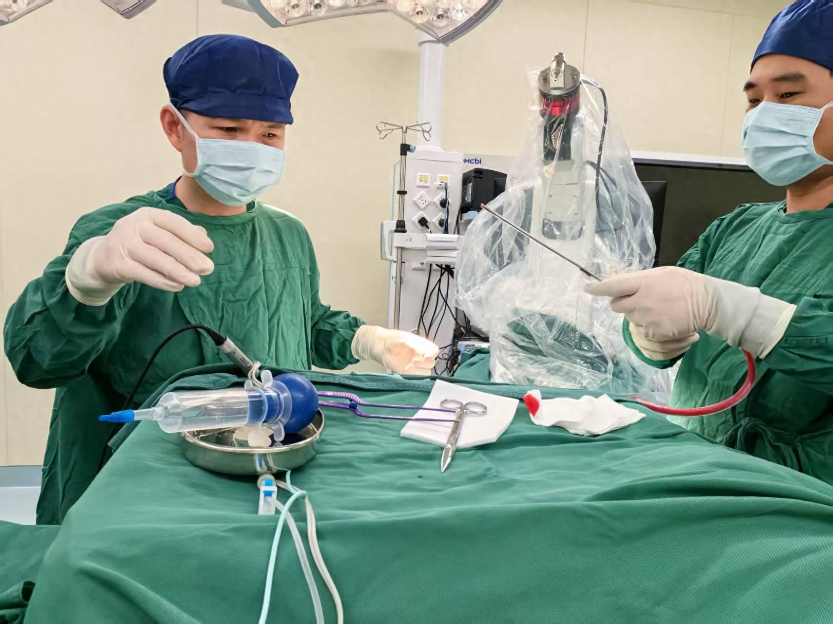 重症脑干出血患者危在旦夕 机器人立体定向手术抢救生命