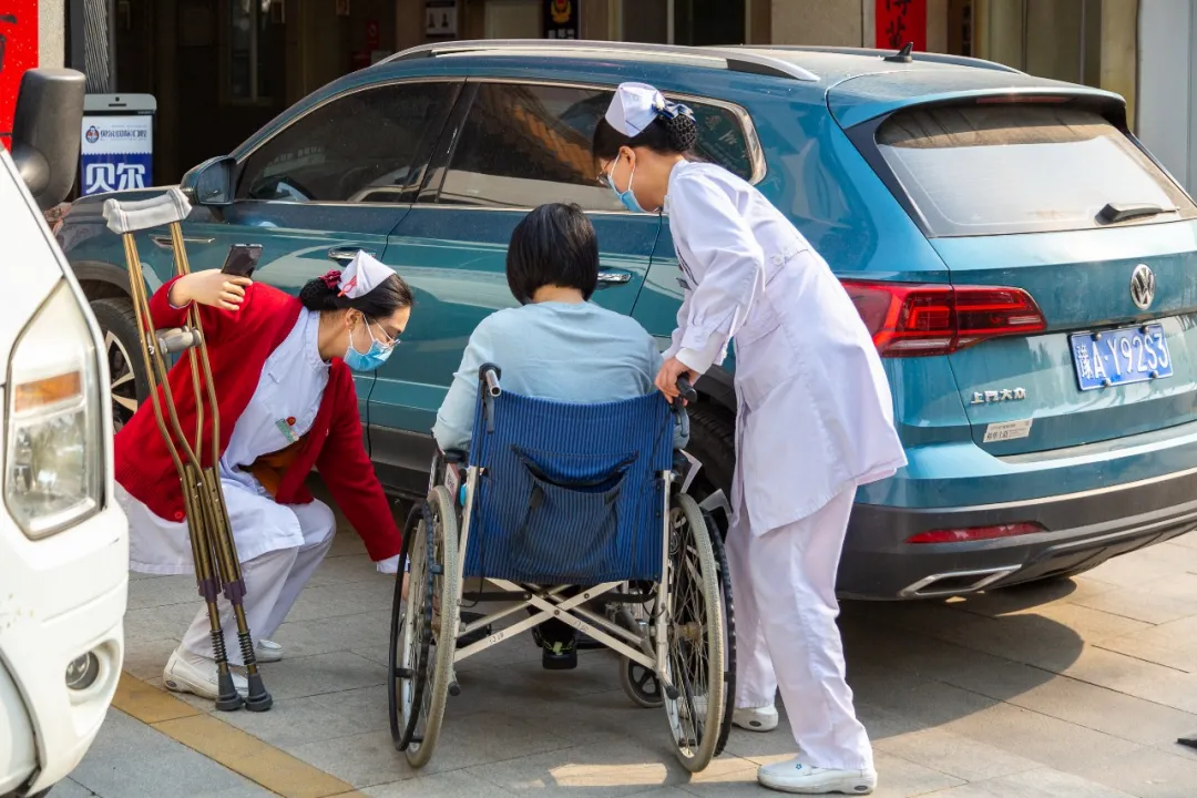 60 岁以上免挂号费，一号管三天，让就医更暖心…