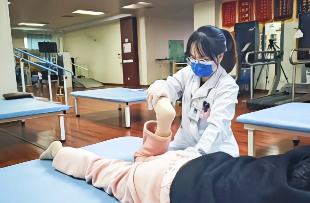 中风偏瘫患者「复健」记——当帕金森遇上脑梗，个性化康复计划助力恢复！
