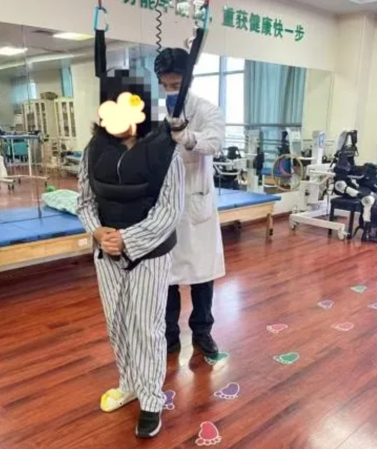 中风偏瘫患者「复健」记——当帕金森遇上脑梗，个性化康复计划助力恢复！