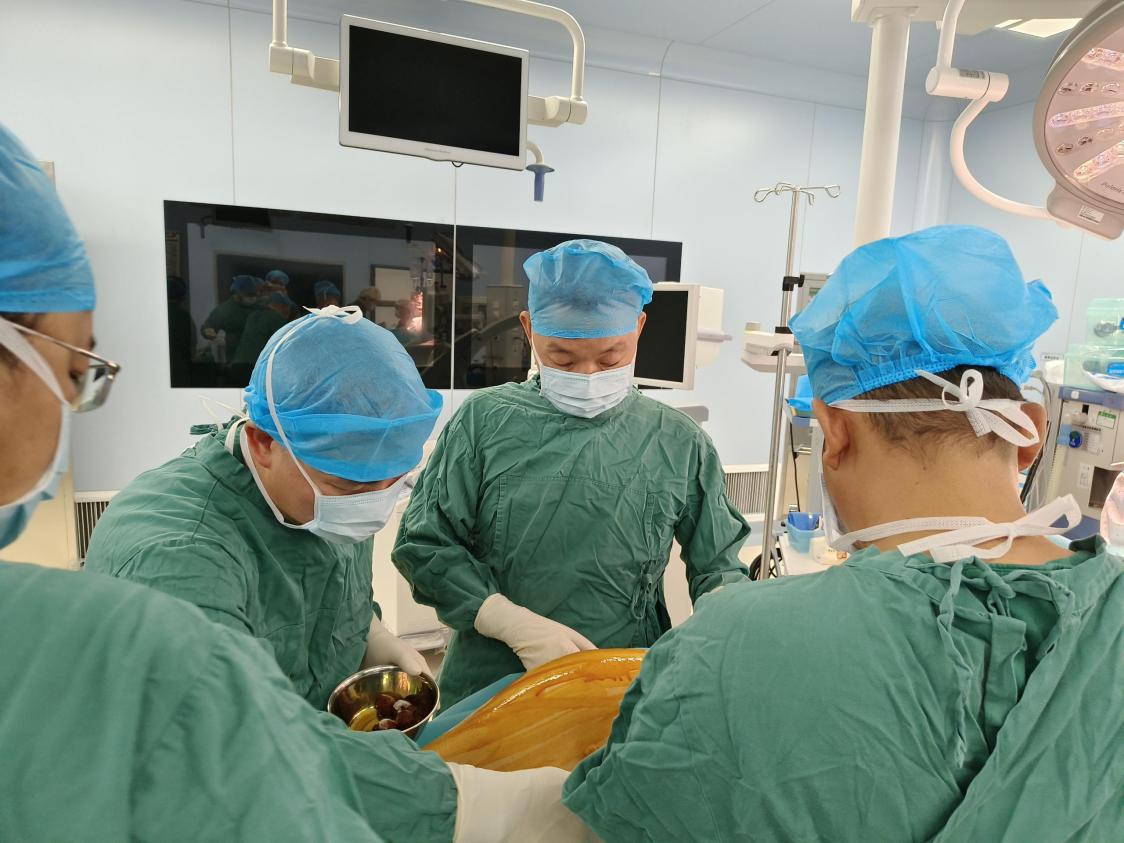 九旬老太胸椎骨折情况危急!启动绿色通道,抢跑「黄金 24 小时」