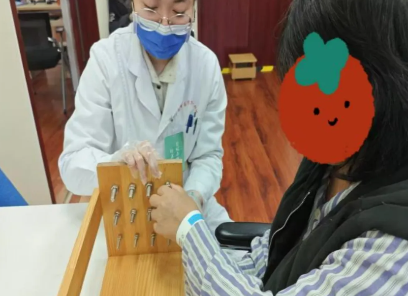 中风偏瘫患者「复健」记——当帕金森遇上脑梗，个性化康复计划助力恢复！