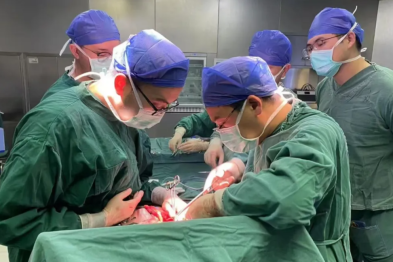 男子腹揣 22 厘米中肝肿瘤，遭大医院「劝退」